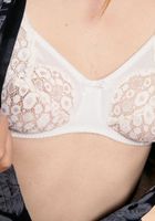 ATK Natural & Hairy: Amber (Amber pulls her hairy legs apart to show her furry snatch.)